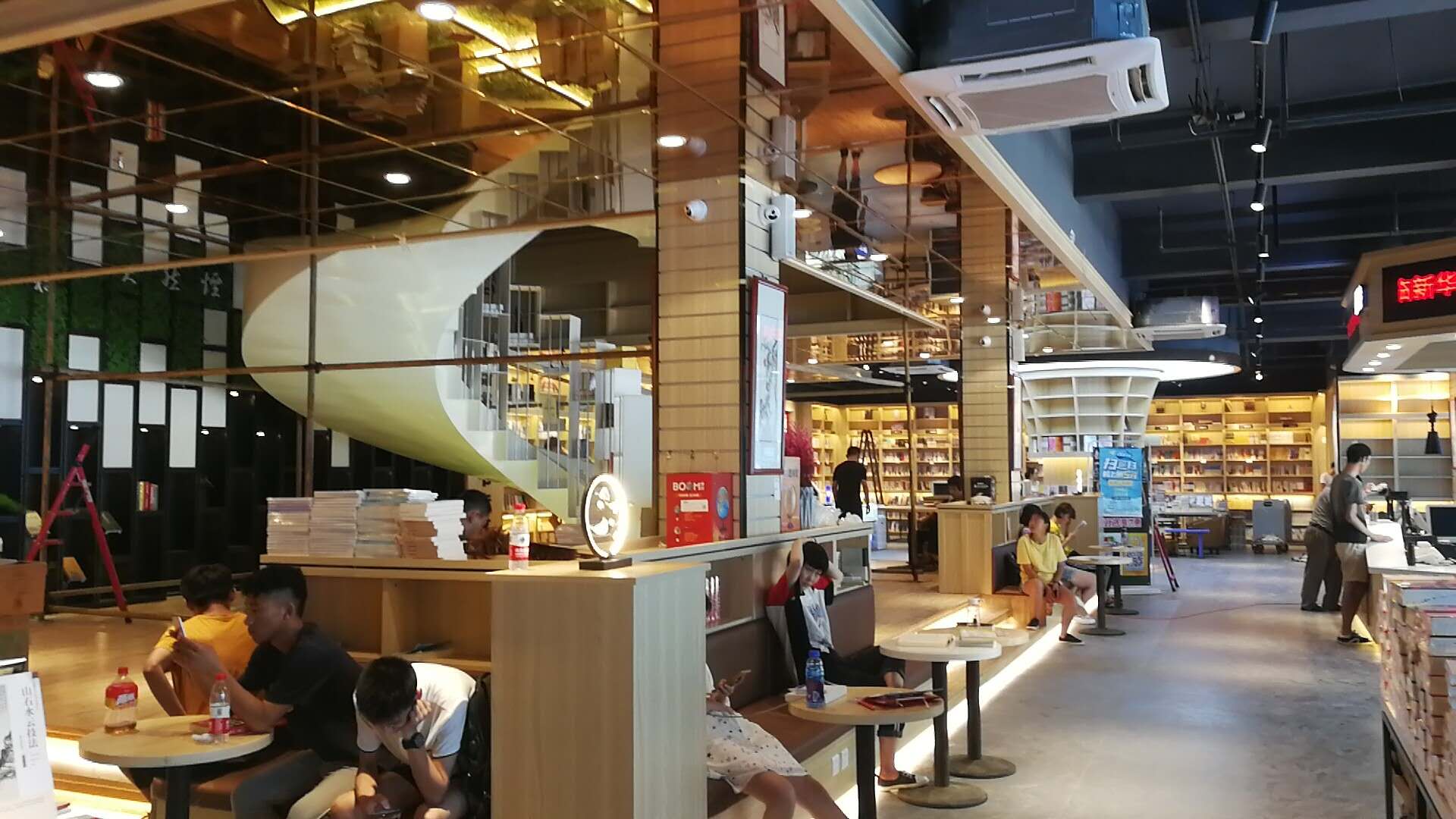 新華書店內景.jpg